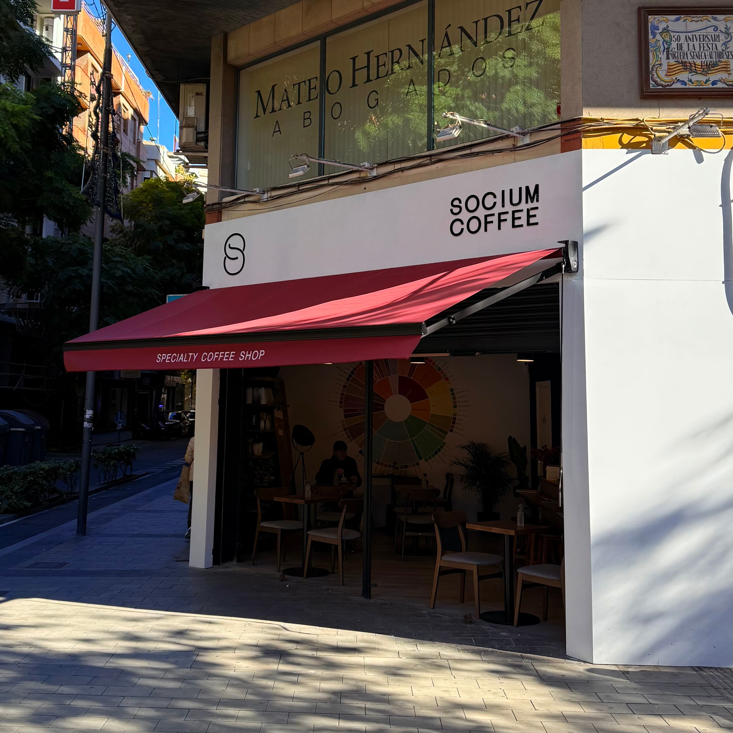 Интерьер specialty-кофейни Socium Coffee в Аликанте, Испания